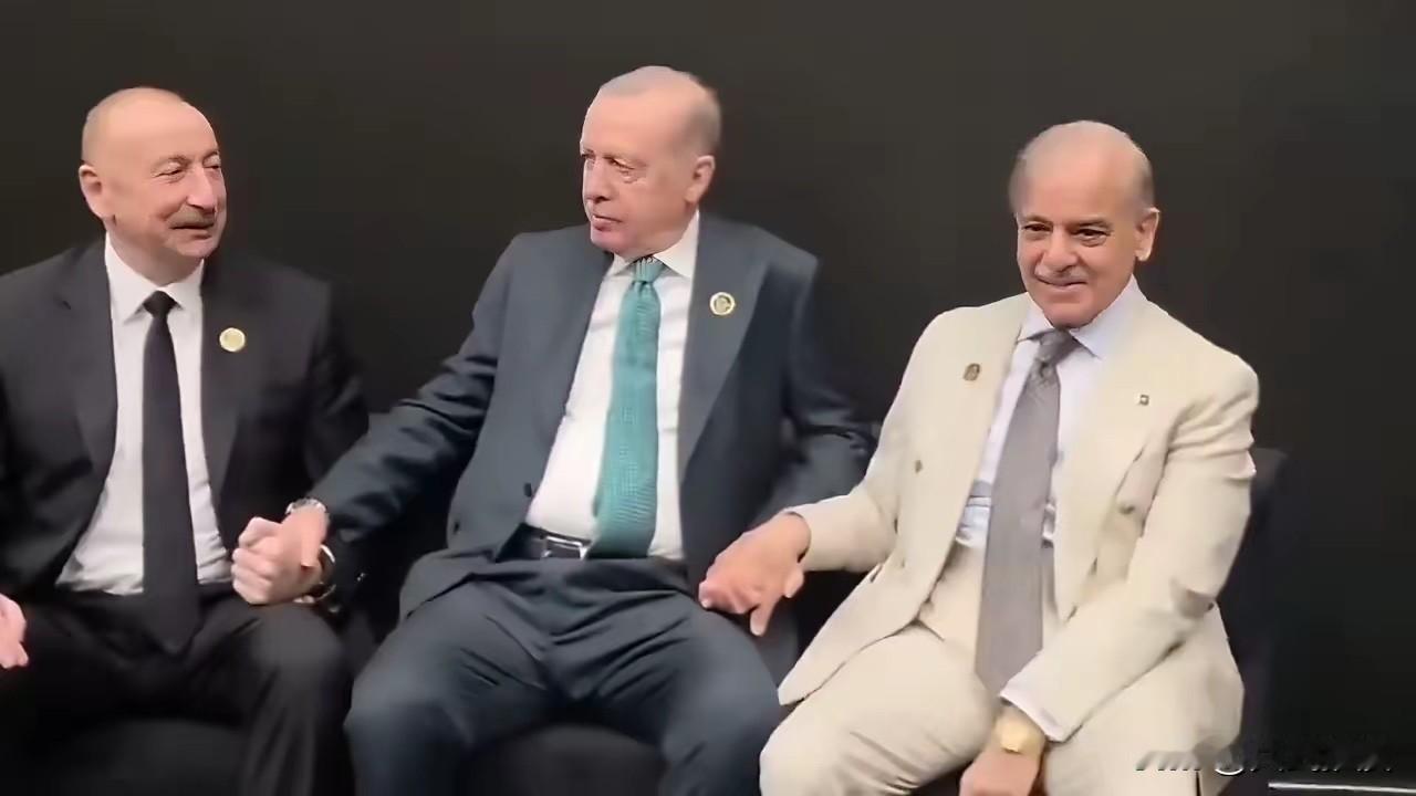 巴基斯坦如今在国际舞台上也成了明星了。

自从去年空战事件过后，巴基斯坦在国际上