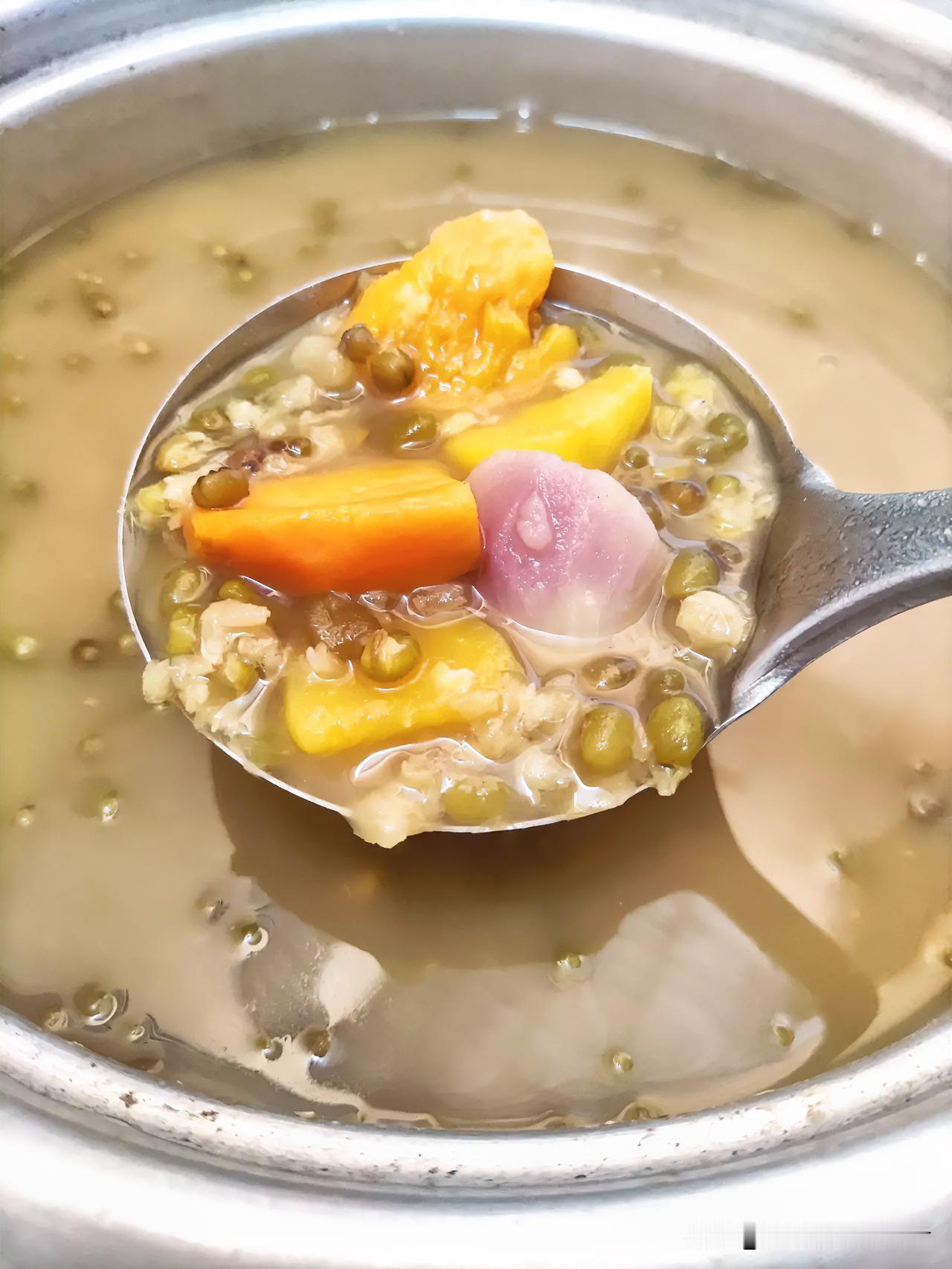 夏天续命糖水，高压锅8分钟轻松搞定！红薯香甜粉糯，绿豆熬得绵密起沙，清热降火、解