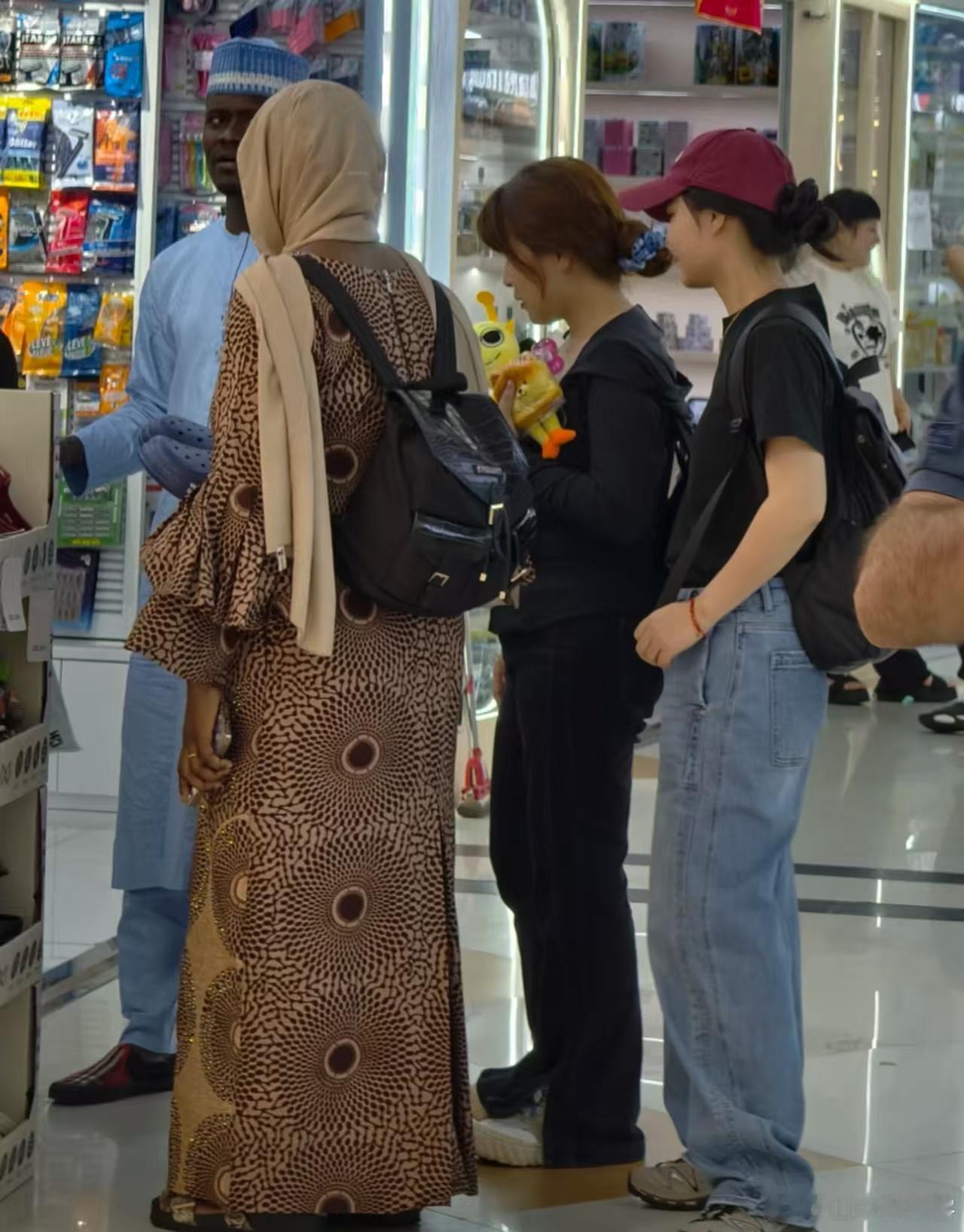 外国人组团飞到中国代购中国制造这事儿太牛啦！看来咱中国制造那是真受欢迎！从日用品