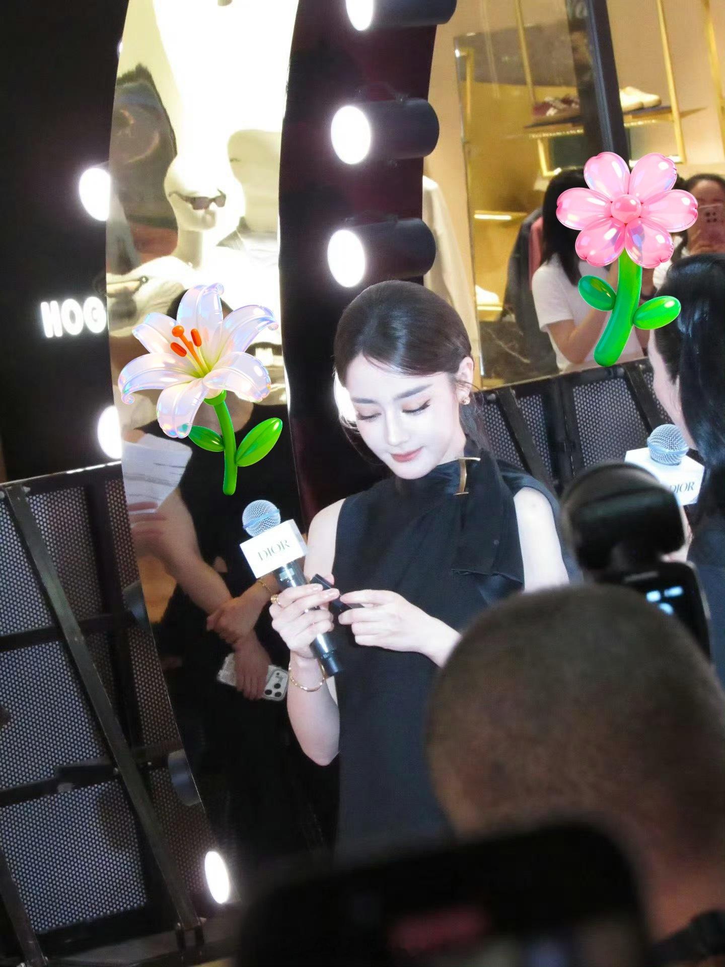 站姐拍的迪丽热巴同框  这个女人真的太美了 
