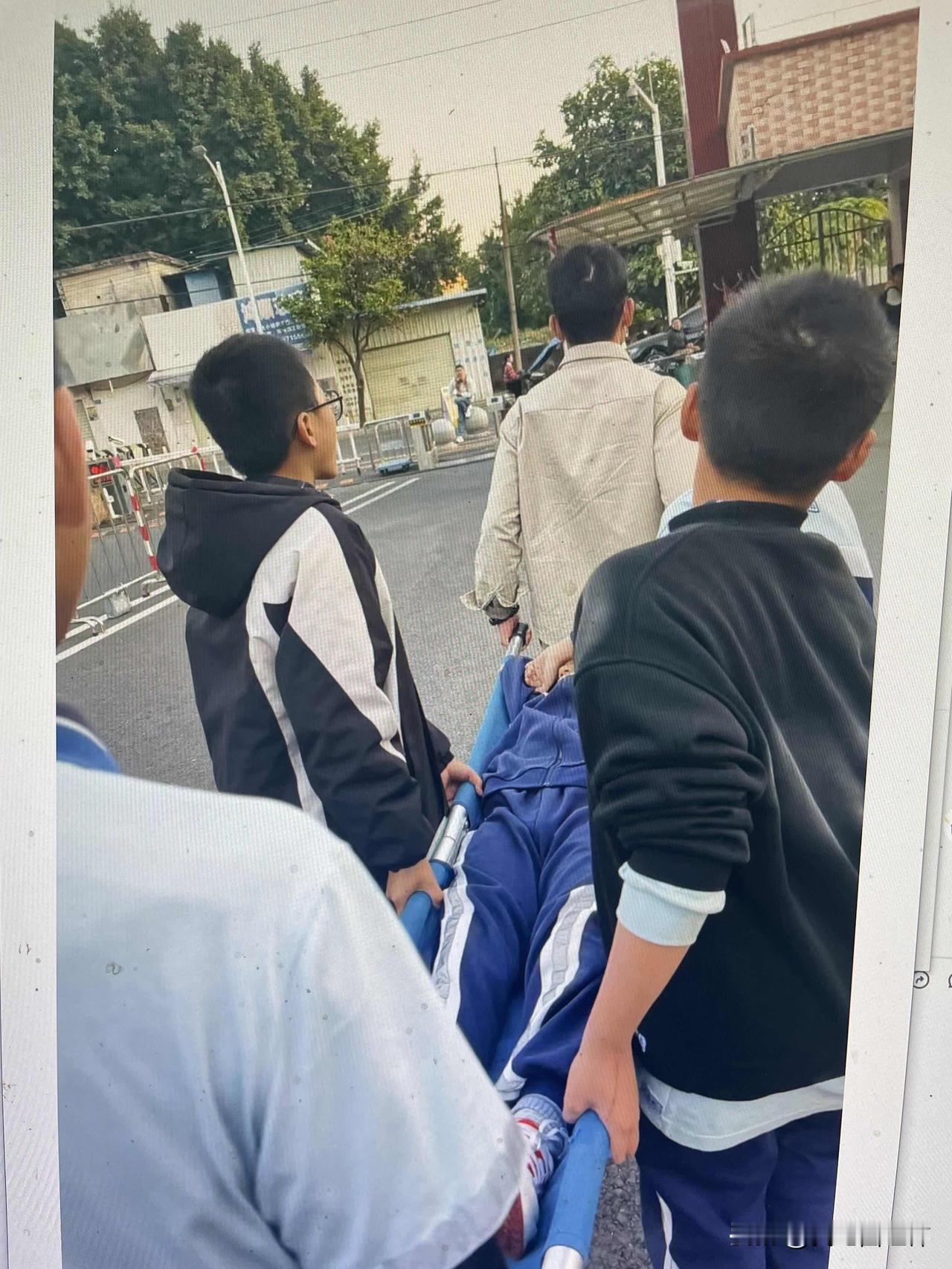 儿子在学校把同学摔进医院，我没骂他，做了4件事。
昨晚班主任突然联系我，说儿子玩