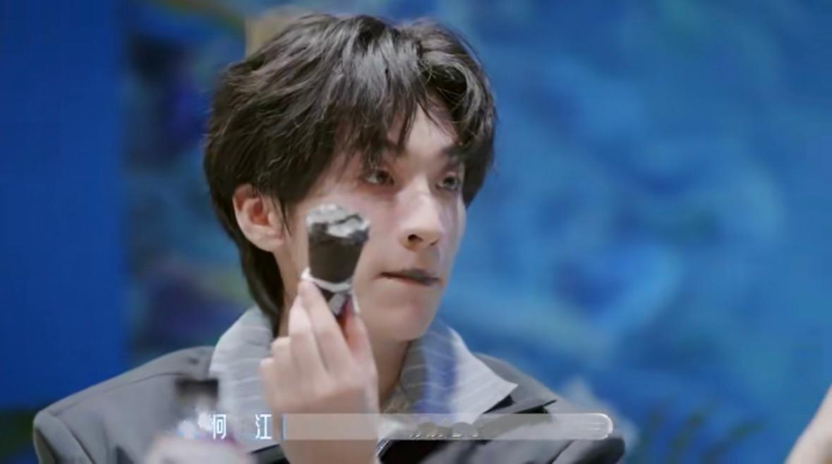 何浩楠吃火龙果又有新对手了王一珩没少看何浩楠吃火龙果吧 看何江吃完椰子灰冰淇淋一