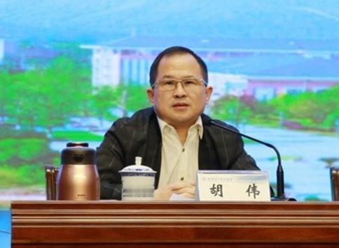 “中美关系恶化的责任不在美国，中国应该看看自己的问题！”这句话出自中国教授胡伟之