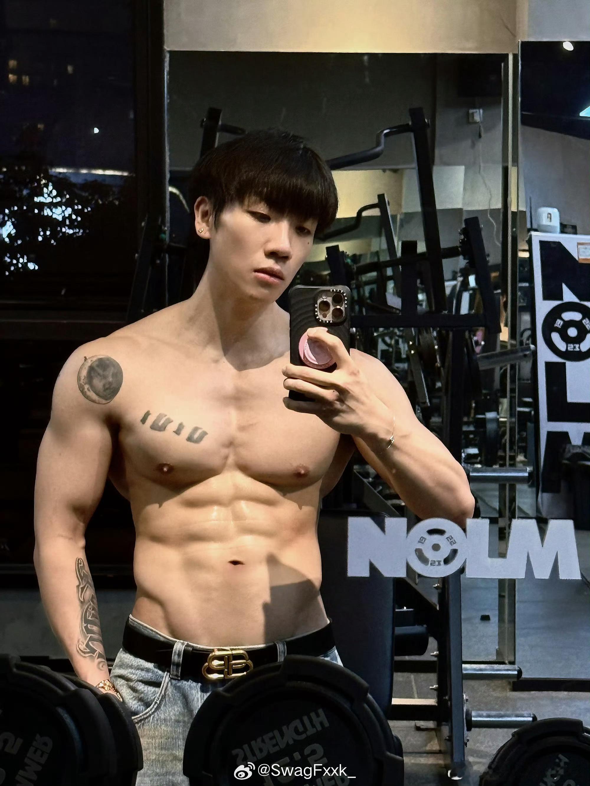 猛！杨和苏晒出最新健身照💪🏻杨和苏