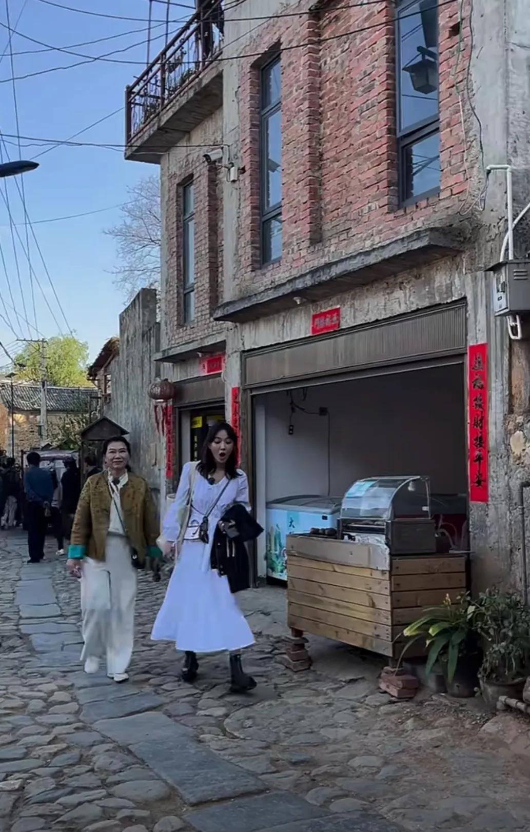 大理偶遇明星王珞丹，最近几年她好像很少拍戏了！本人私下打扮很随意自然，还是素颜的