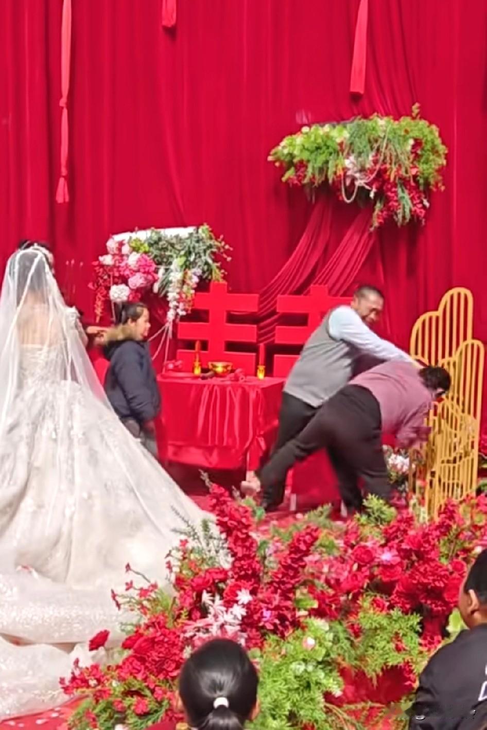 主持人给她说等一会在抹，太太着急了，最后还是让她抹上了，开玩笑也要有个度
支持喜