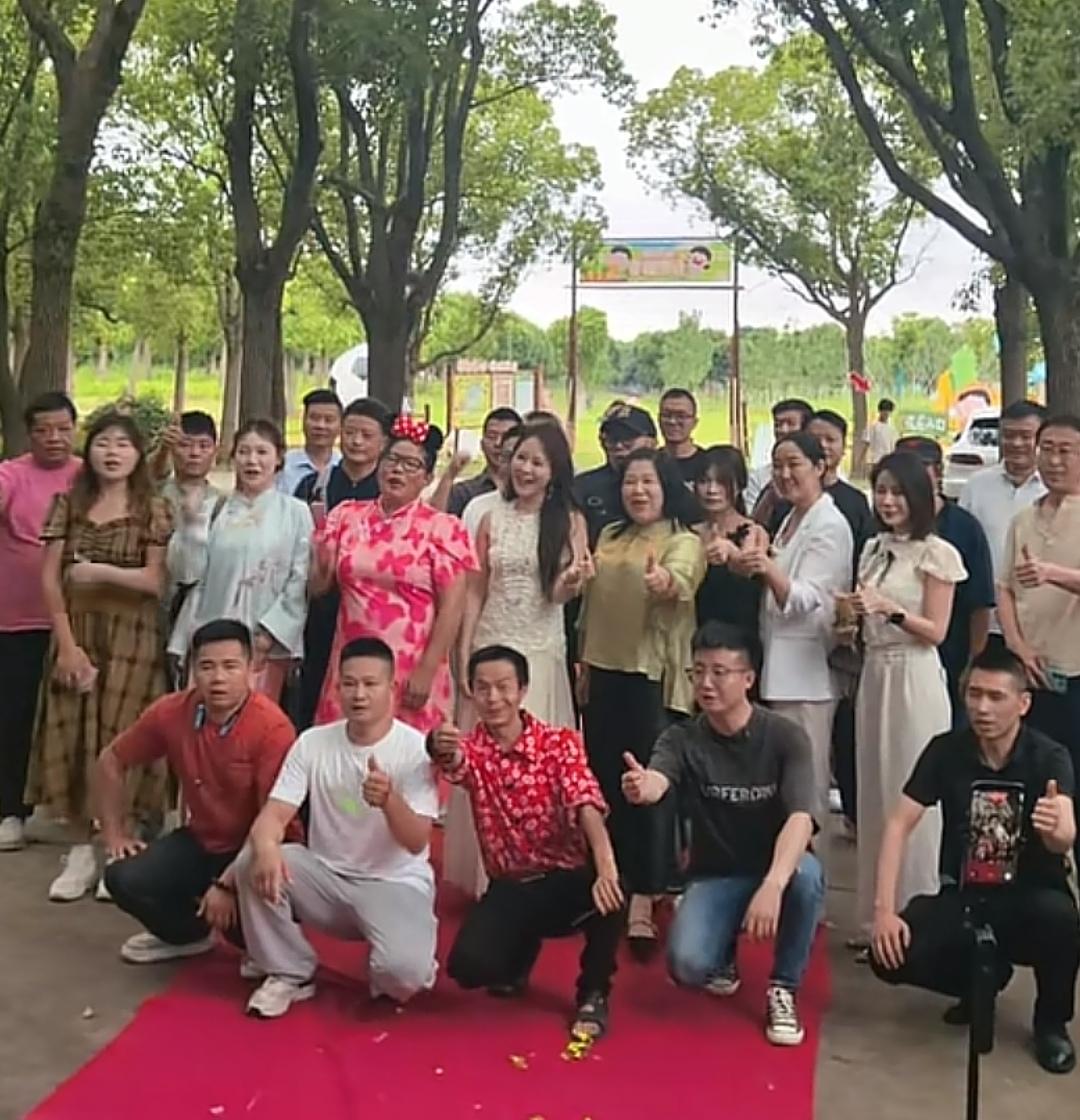 这些人基本都跟随过上海流浪大师沈巍，也算是沈巍的“七十二门徒”了，让更多人认识到