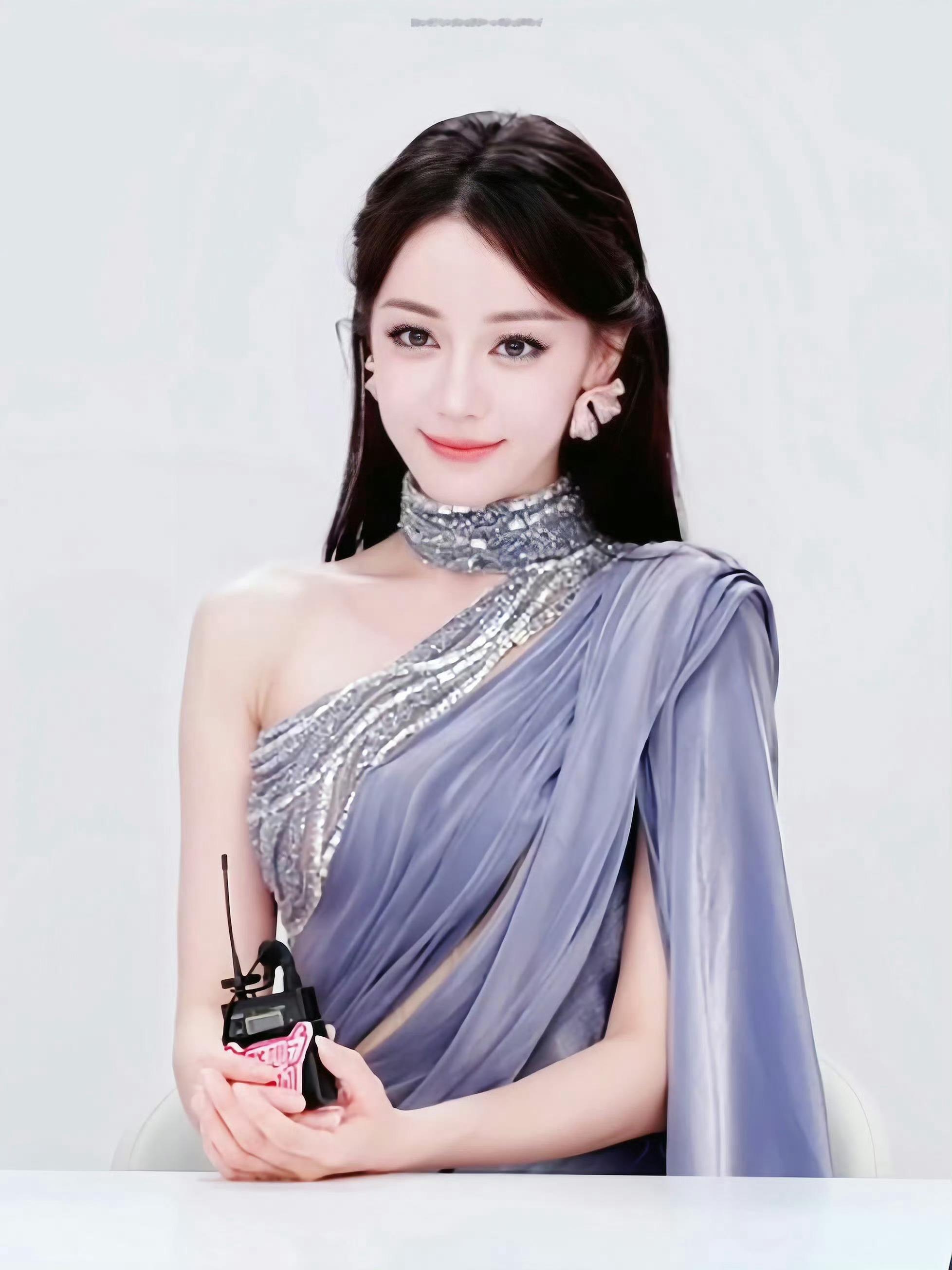 迪丽热巴｜直播截图，美神降临！身材、状态、气质超群，无一不完美。 ​​​