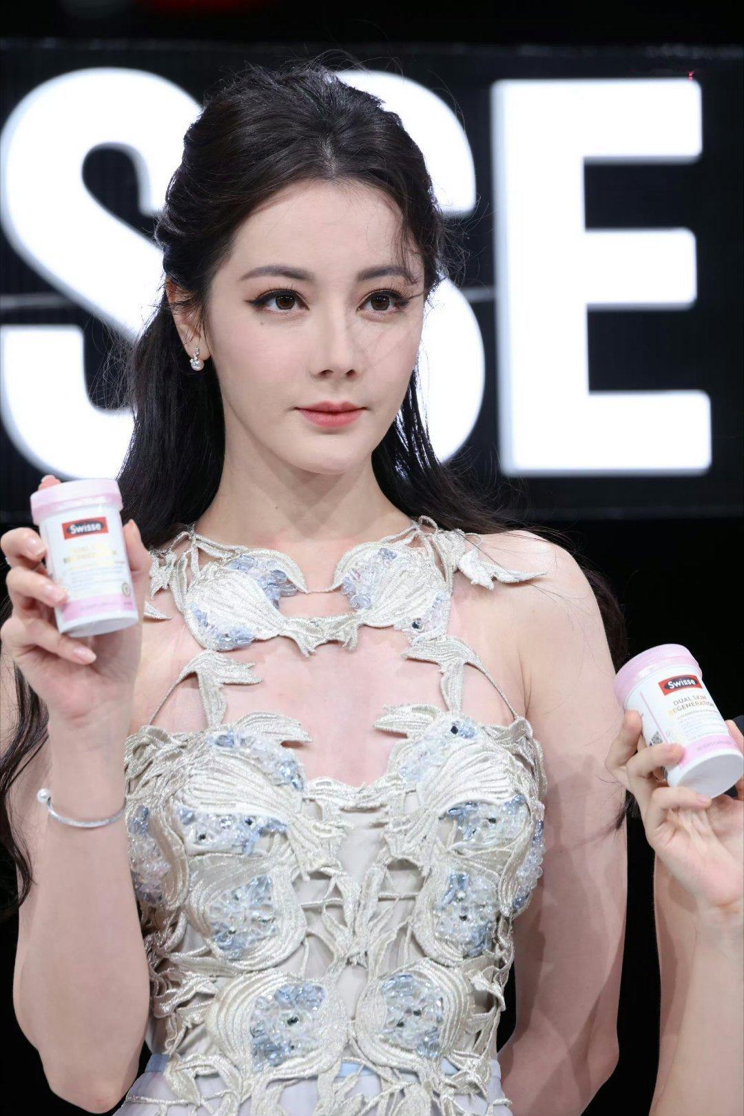 迪丽热巴蓝白镂空高定裙迪丽热巴生图状态，迪不修🤩今天高定妆发都超级精致，美成这