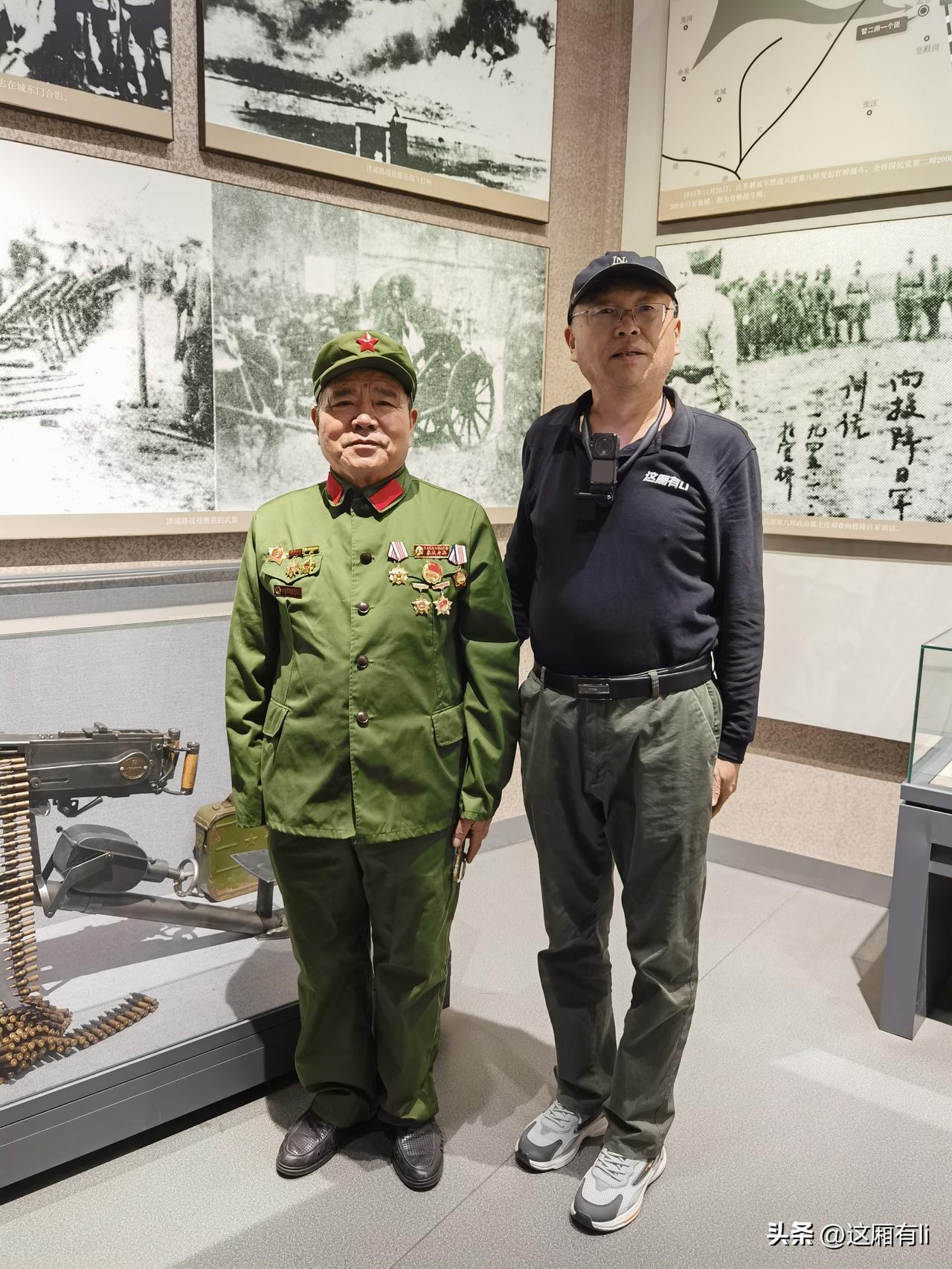 打卡铁道游击队纪念馆，意外邂逅对越自卫反击战老兵！
一身绿军装，红星耀眼，胸前勋