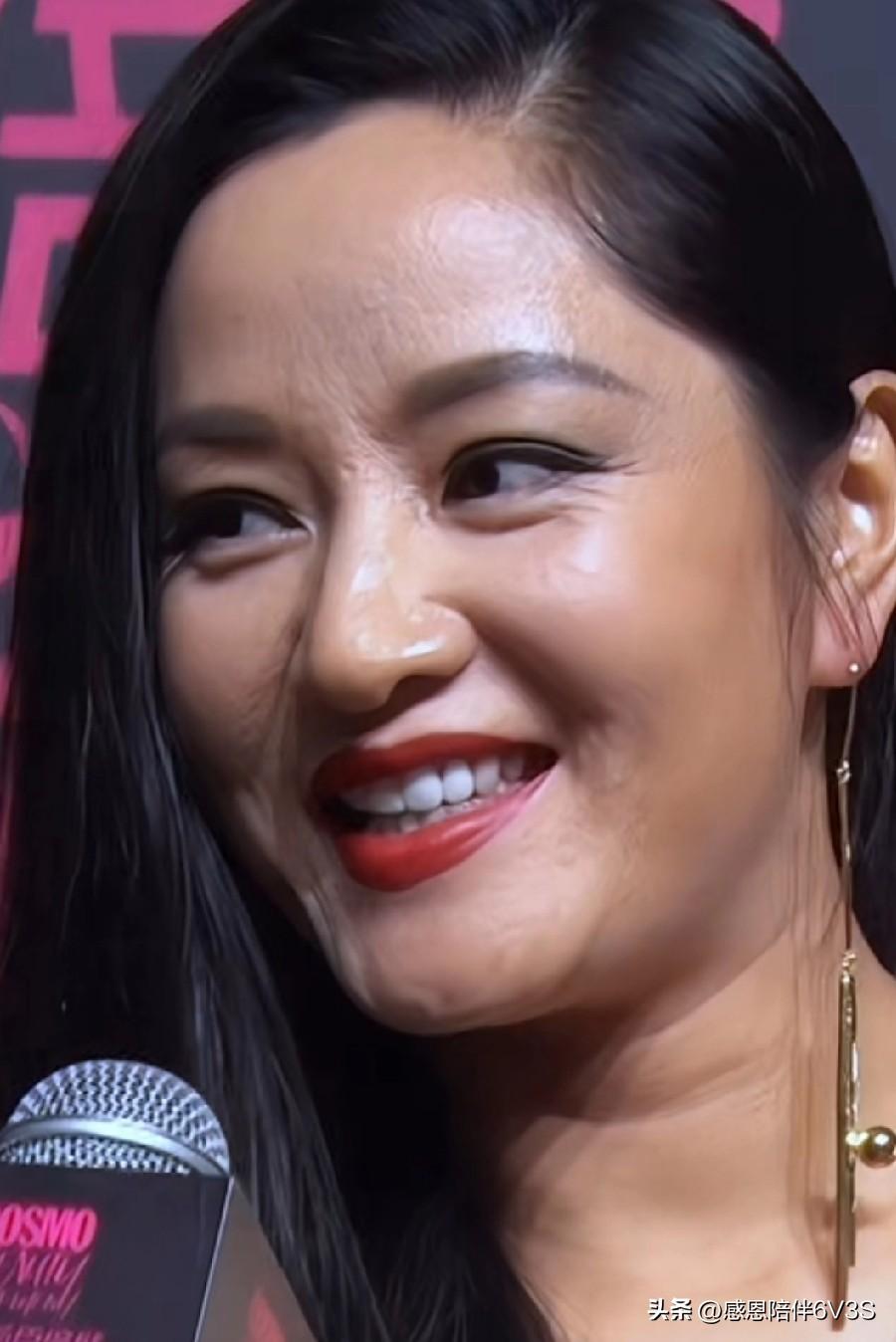 刚刷到瞿颖近照，颈纹也挺明显的，突然就不焦虑了！不过人家54岁，中国第一超模，当