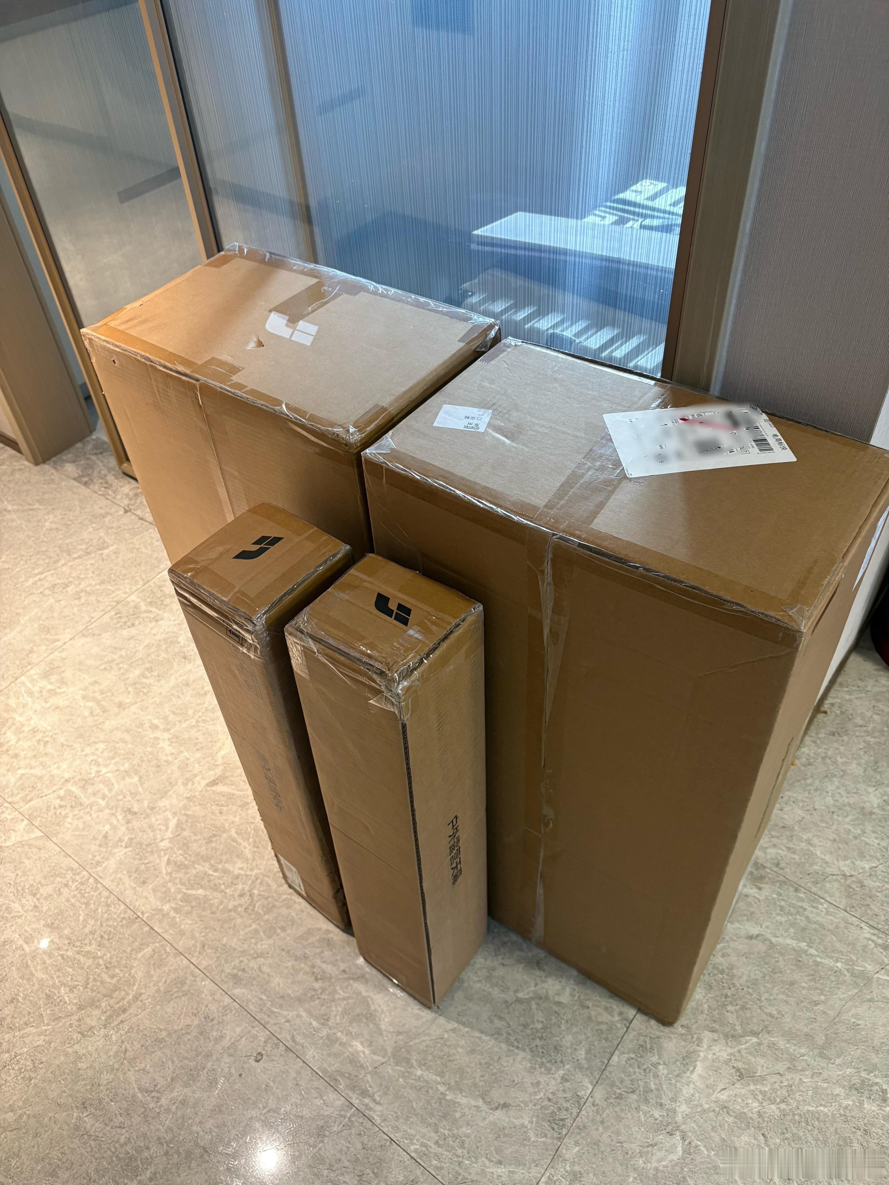 一大早就收到两个大包裹大家猜猜是啥