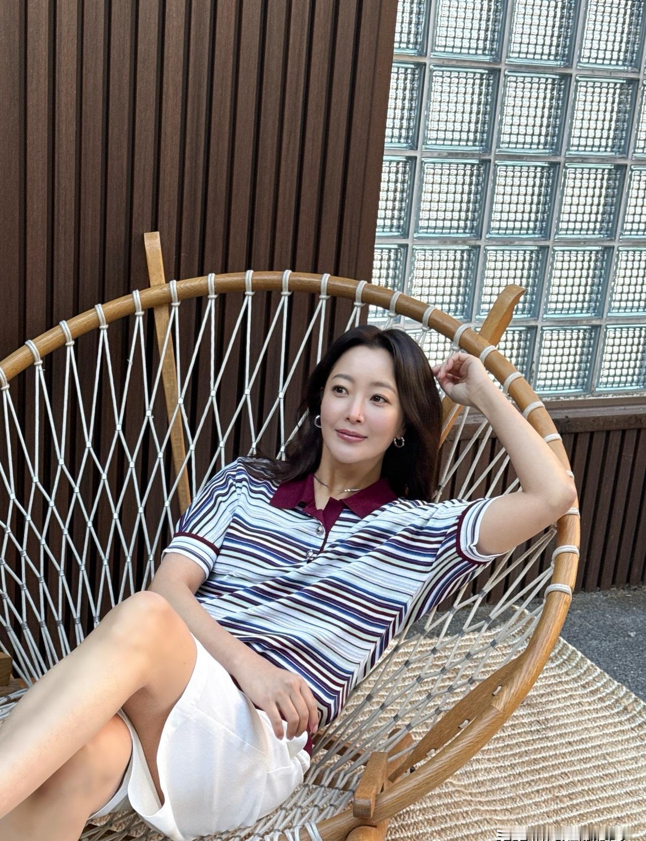 47岁金喜善甩出“2026脸”，网友直接看呆：这姐是把时间调成静音了吧？
！
照