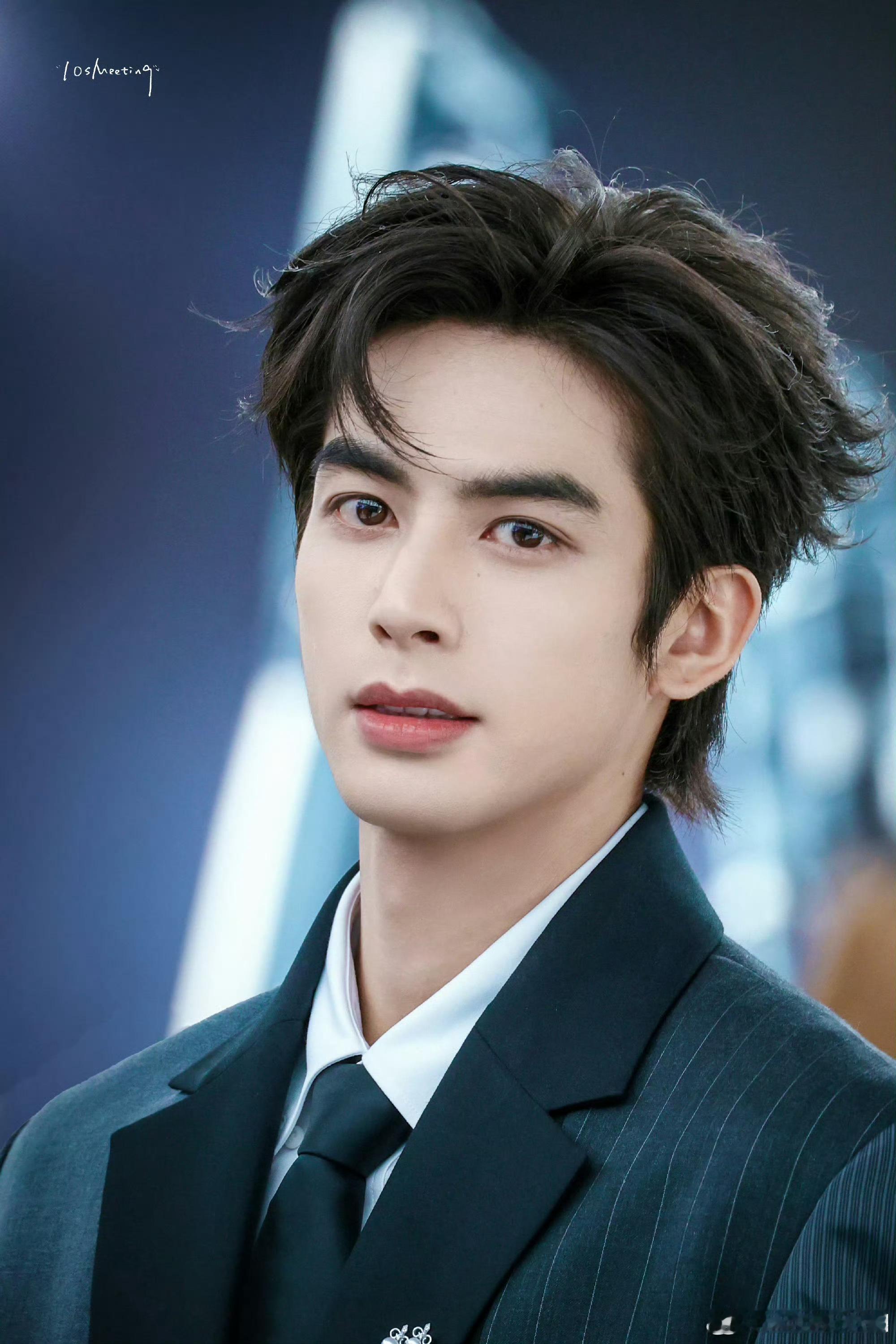 宋威龙送花给主持人宋威龙线下活动插花，插完花后还留了一朵送给主持人，还夸主持人专