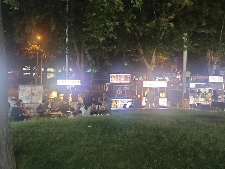 刚碰到两摊主吵架
原来新来了一个摊主，占了老摊主做了几年的位置，老摊主让新摊主重