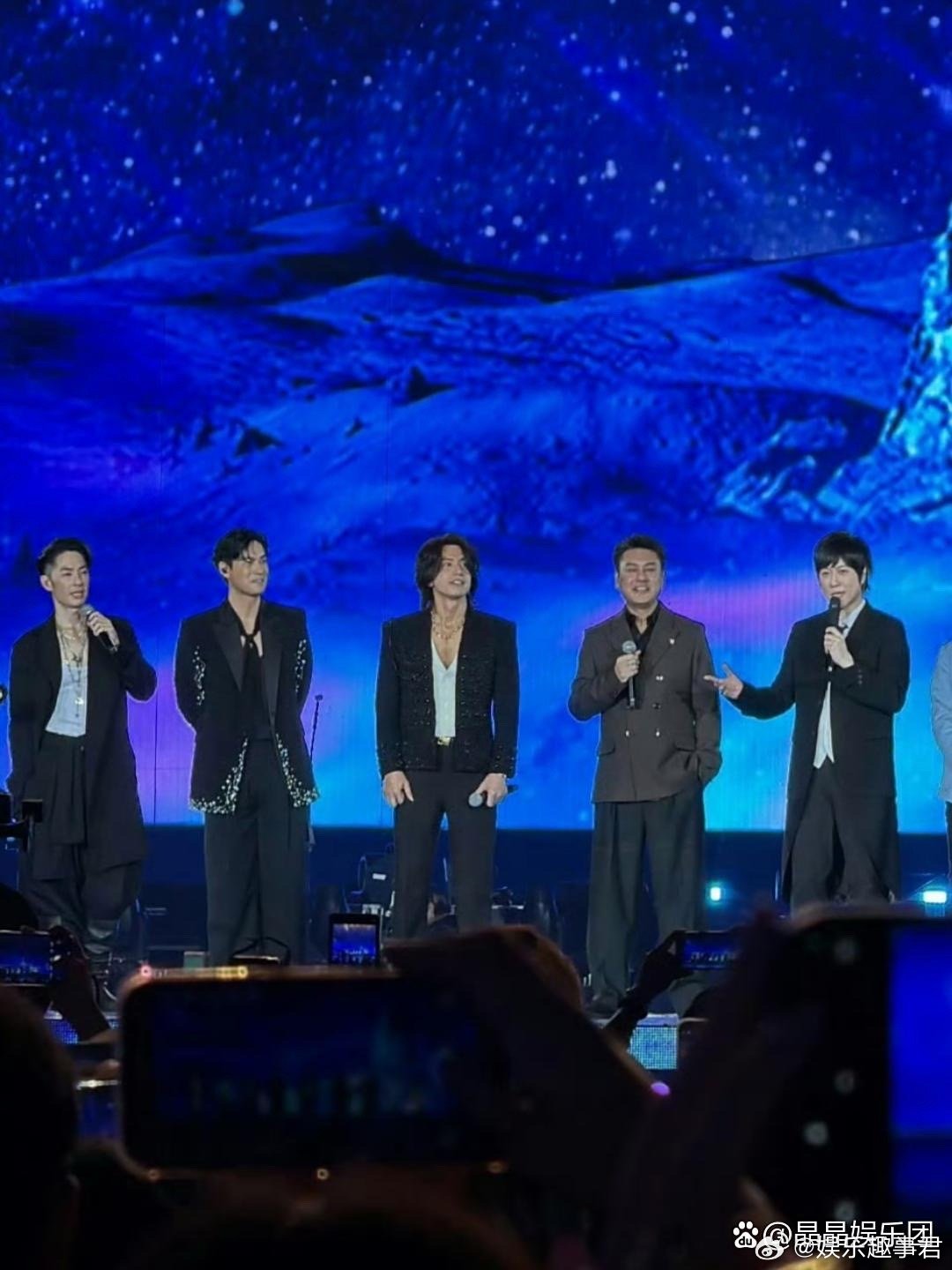 F4五月天演唱会合唱流星雨当音乐一起，F4在五月天演唱会合体了，我全身鸡皮疙瘩都
