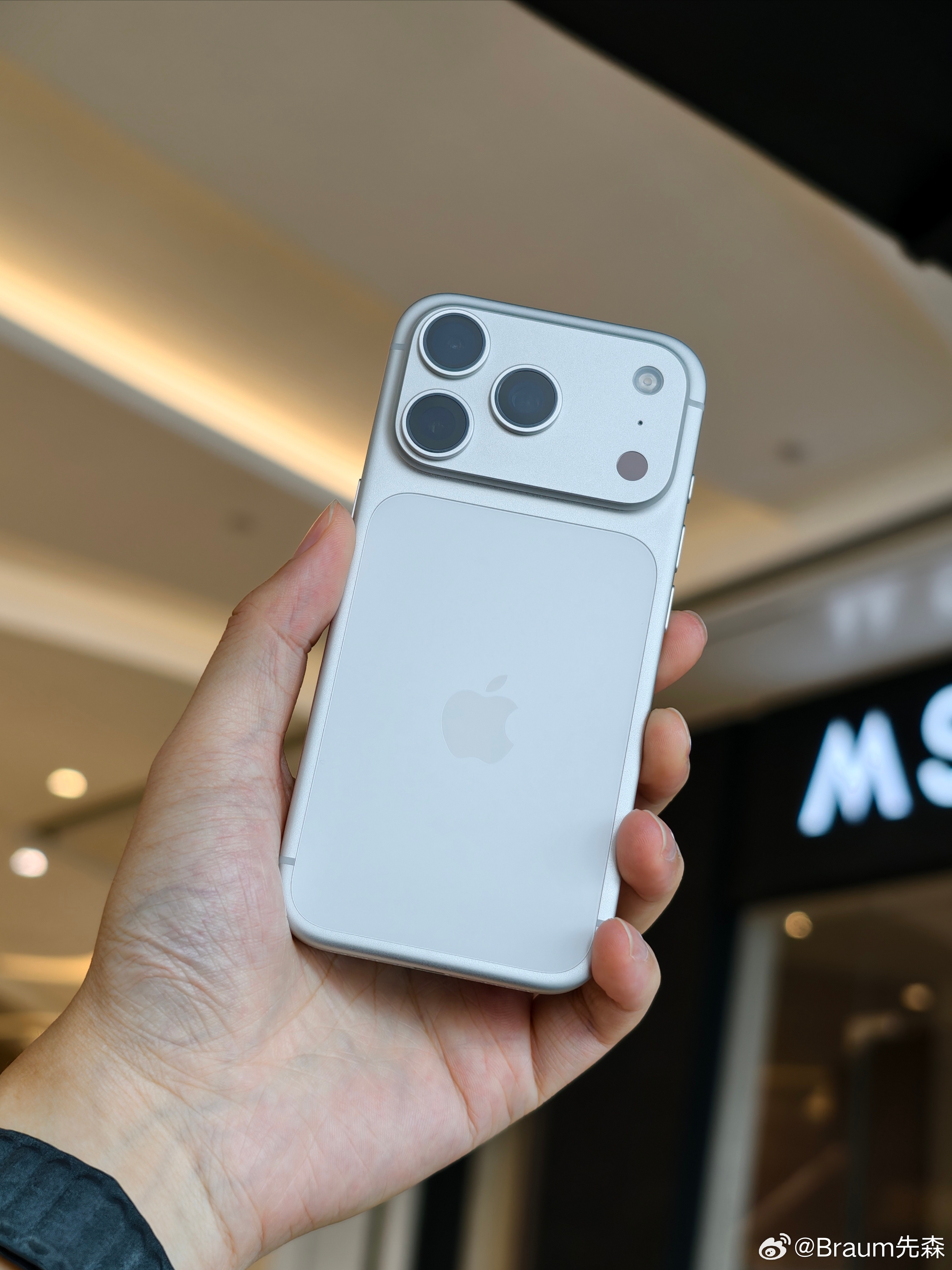 今年选择了小屏的iPhone 17 Pro，虽然牺牲了钛金属中框很可惜，但至少做
