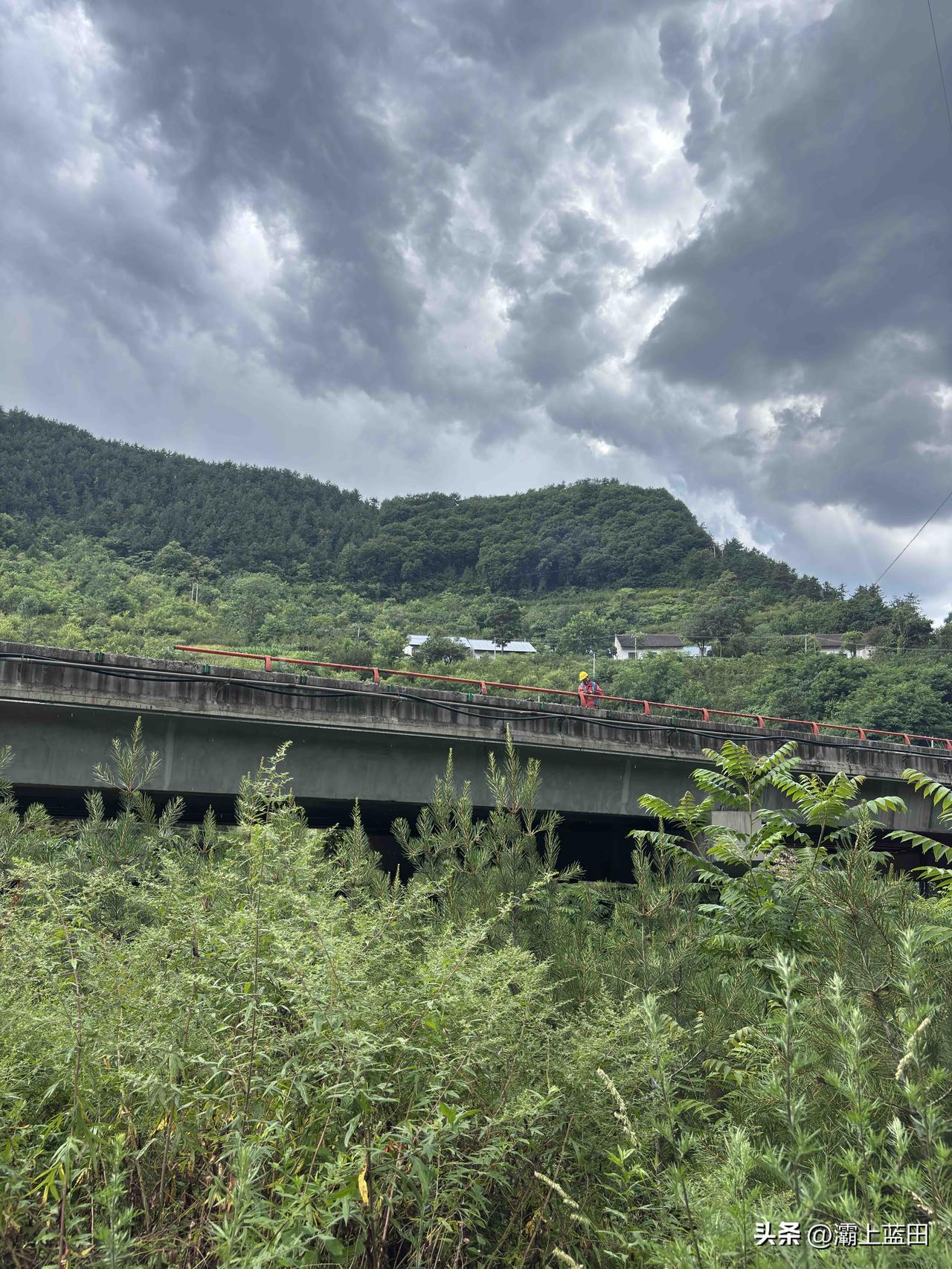 G70福银高速蓝田南枢纽至陕鄂界段安全韧性提升工程施工，这是在蓝田葛牌服务区附近