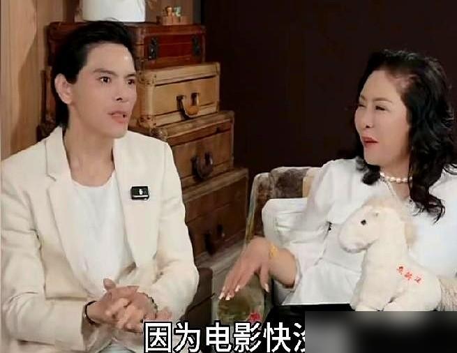 向佐直播时突然喊话大家不要去看《功夫女足》，话音未落，身边的向太脸都变了。

我