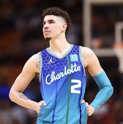 据报道：黄蜂队正在与拉梅洛·鲍尔进行交易谈判，NBA自由球员市场即将开启，多支球