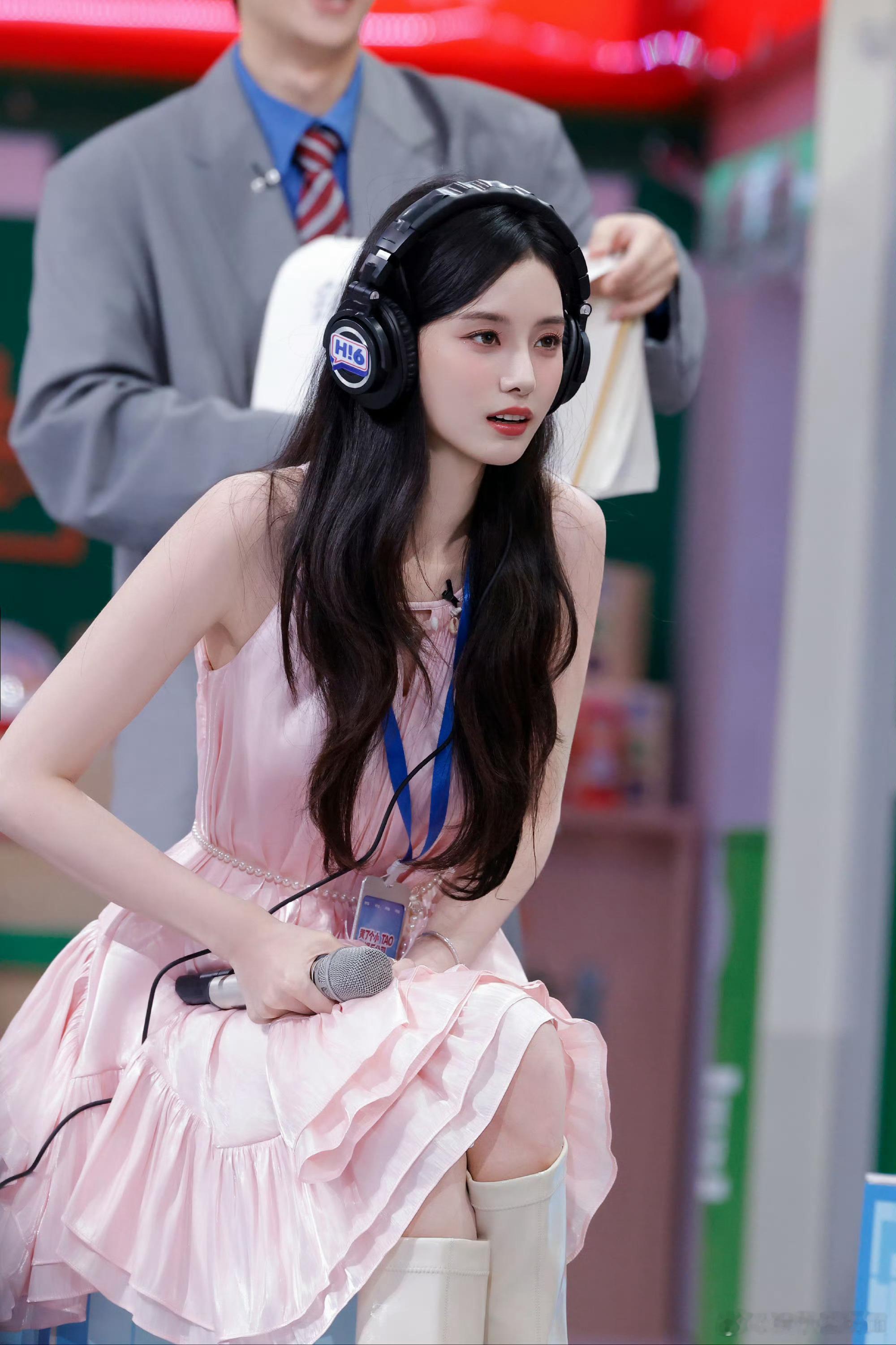 你好星期六谁会大展鸿图今晚的好六每个女孩都美出了新高度啊 ​​​