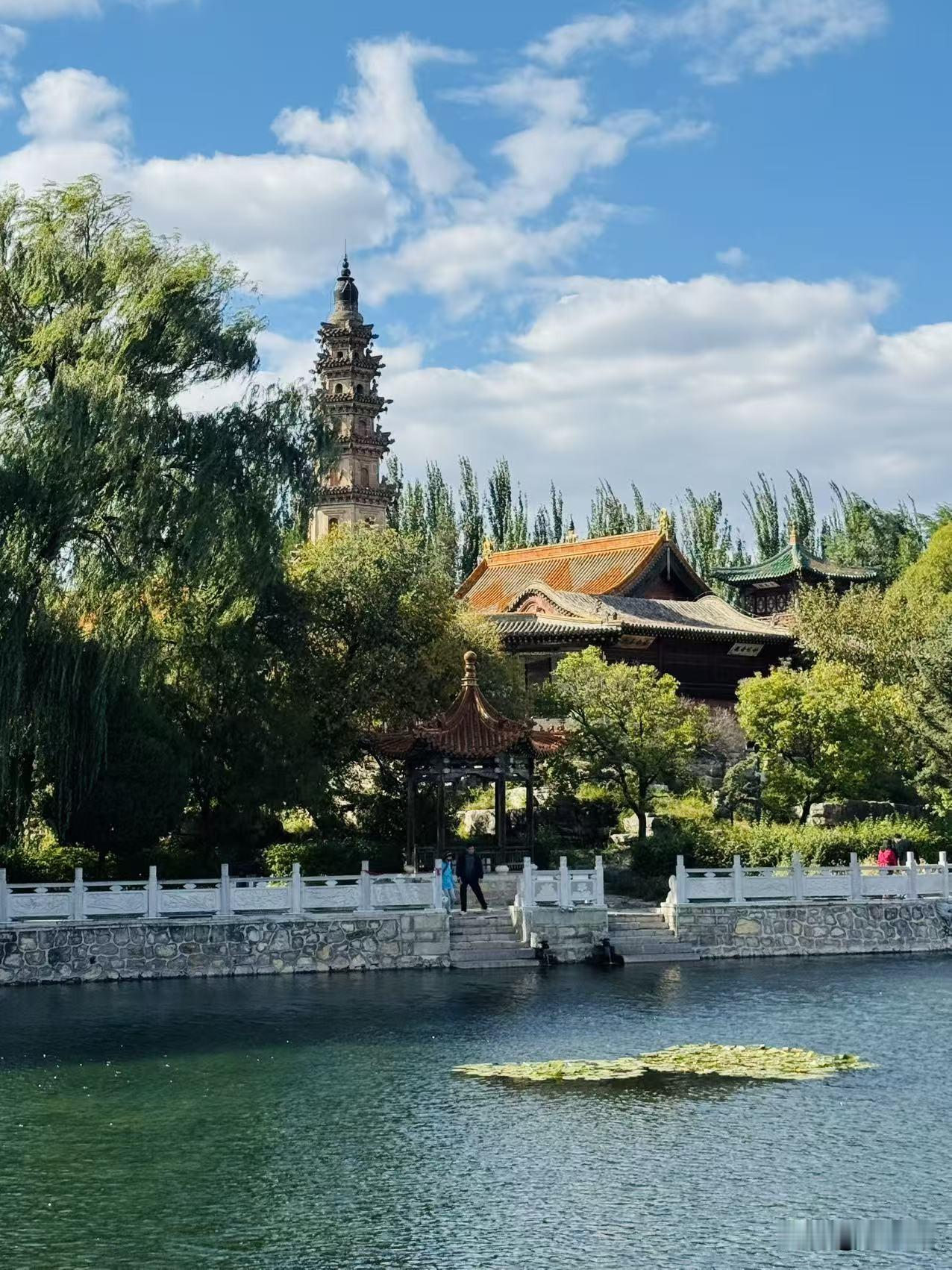 表姐五十岁到年龄退休，
四十八岁就已经不上班了，
现在五十多岁，
每周都户外活动