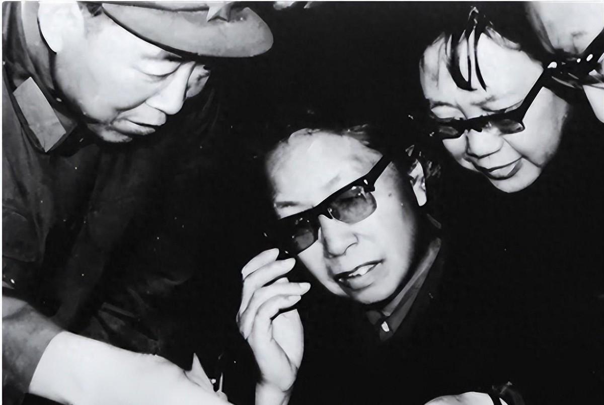 1949年浦熙修与周总理亲切交谈，毛主席风趣发问：你是不是那位曾在班房工作的女记