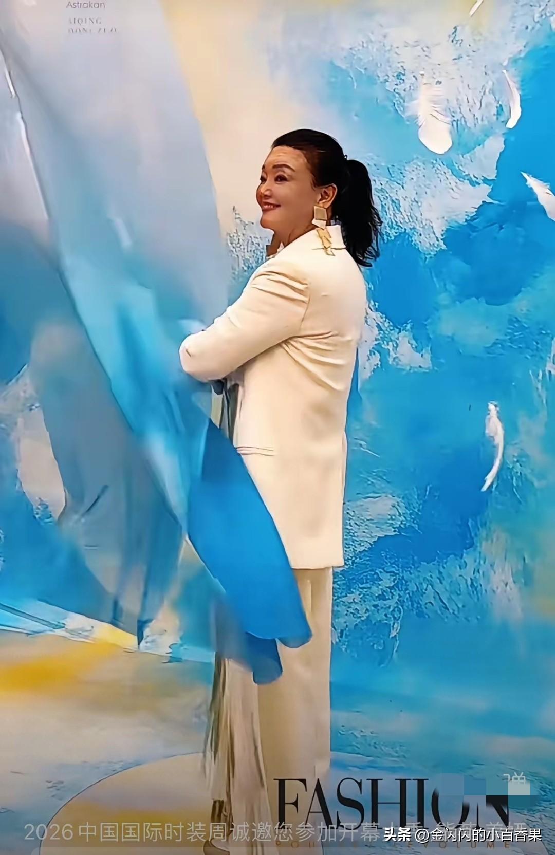 家人们！看看这是谁这么有范？67岁的张兰，在2026盖娅传说时装周的后台，直接杀