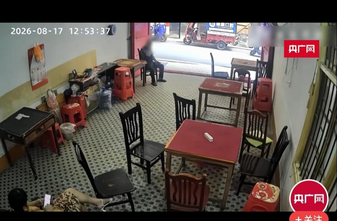 陌生老人进店“免费”休息离世，店主帮扶被索赔10万元。
最终赔偿1.9万元。
谁