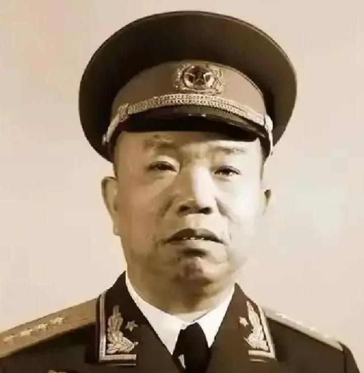 1968年，大将王树声在某机关单位食堂排队打饭，当他看到一名干部端着5个饭盒时，