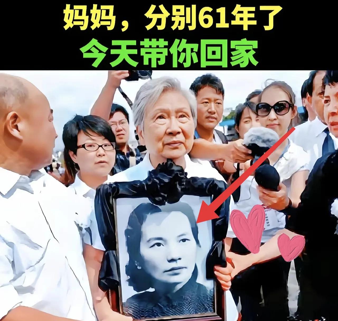 白发苍苍的女儿抱着风华正茂的母亲的遗像，这一幕让人肃然起敬


照片里母亲扎着麻