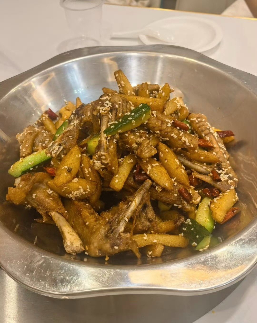 多家干锅鹅翅火速改名干锅鸭翅这场闹剧说到底，就是商家拿噱头当生意做，把食客当冤大