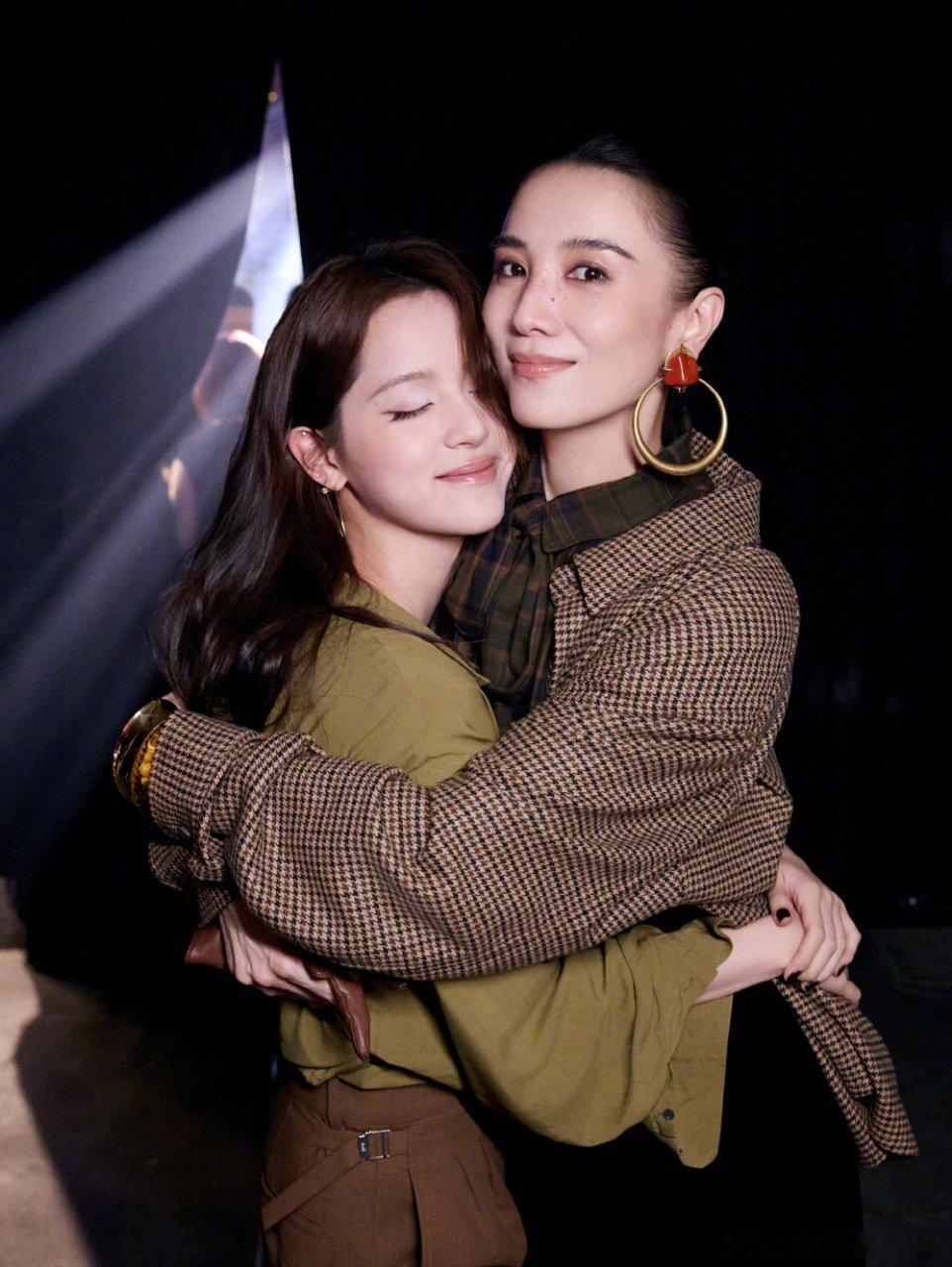 欧阳娜娜宋佳合照欧阳娜娜发了与宋佳拥抱合照欧阳娜娜晒与宋佳合照 ​​​
