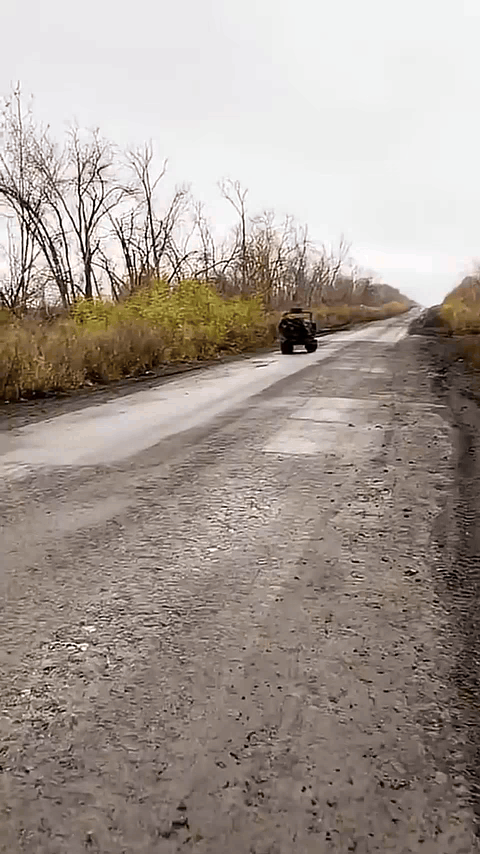 不止咱中国有无人送货车呢！有视频拍到乌克兰的道路上也出现了无人送货车。跟咱国内的