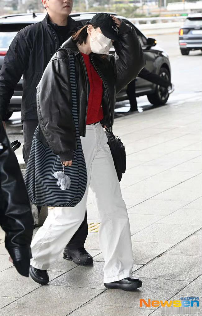 aespa[超话]  18日，aespa因海外行程经由金浦机场前往日本[飞机]！