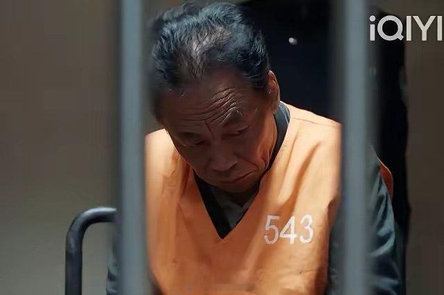 《我是刑警》，当秦川审问常兴荣时，常兴荣竟然先斜着眼看了一下坐在旁边的公安部记者