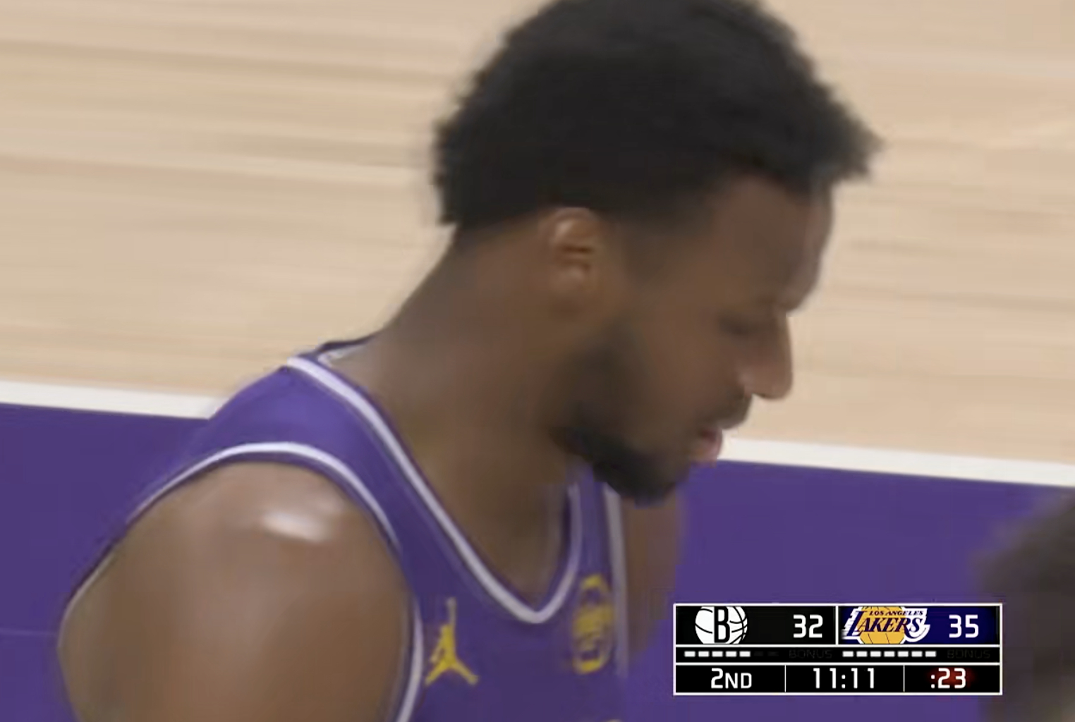 布朗尼可以啊，第二节就登场了，造成对手失误，浪费两分机会！篮网vs湖人