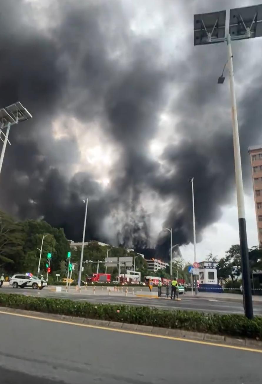 比亚迪 比亚迪公司起火。4月14日凌晨，深圳坪山比亚迪园区一立体车库（试验及报废