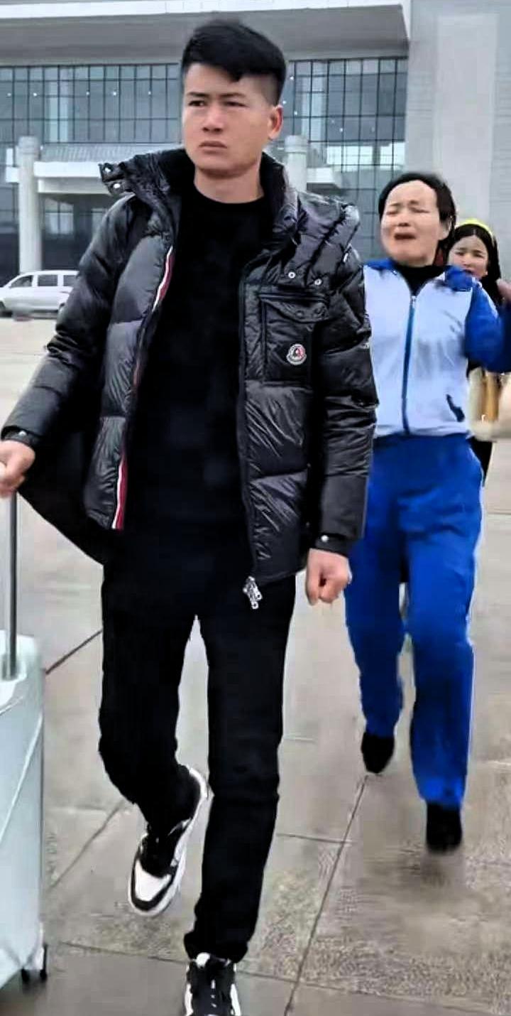 泪奔！女儿放假后，父母离婚，女儿过来哭的撕心裂肺求爸爸别走，给我一个完整的家好不