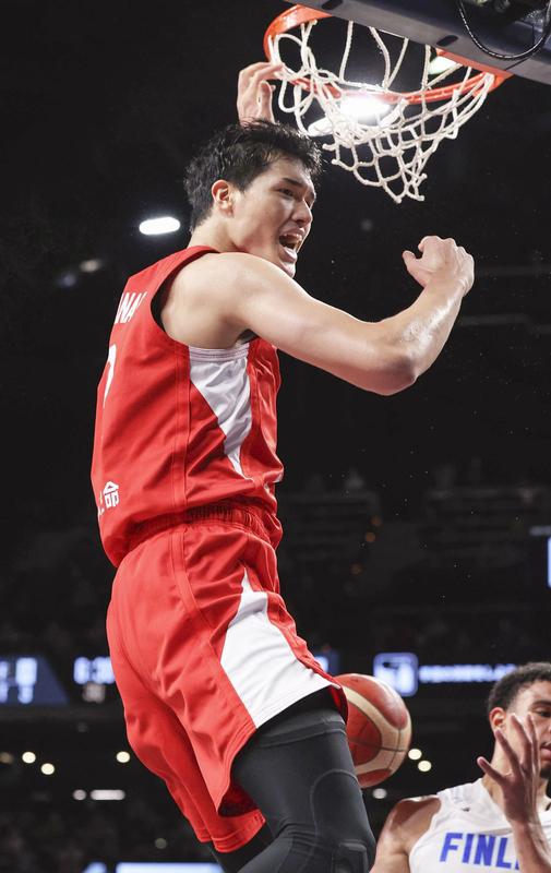 中国男篮这场比赛太让人动容了！客场 87 - 80 逆转战胜日本男篮，终场哨响后