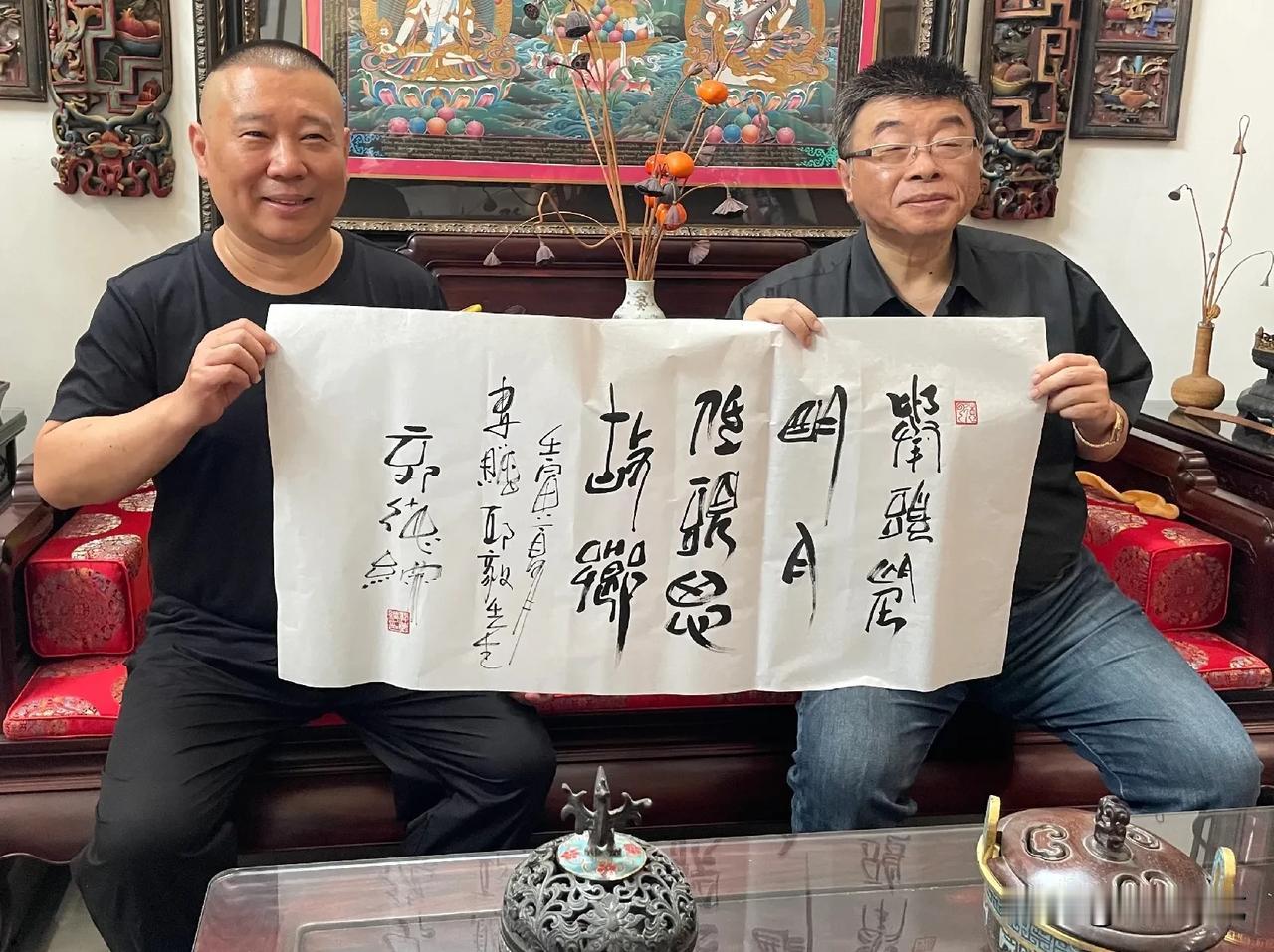 说郭德纲是相声界和书法界的“小学生”，这说法挺逗。在相声上，他的成就有目共睹，德