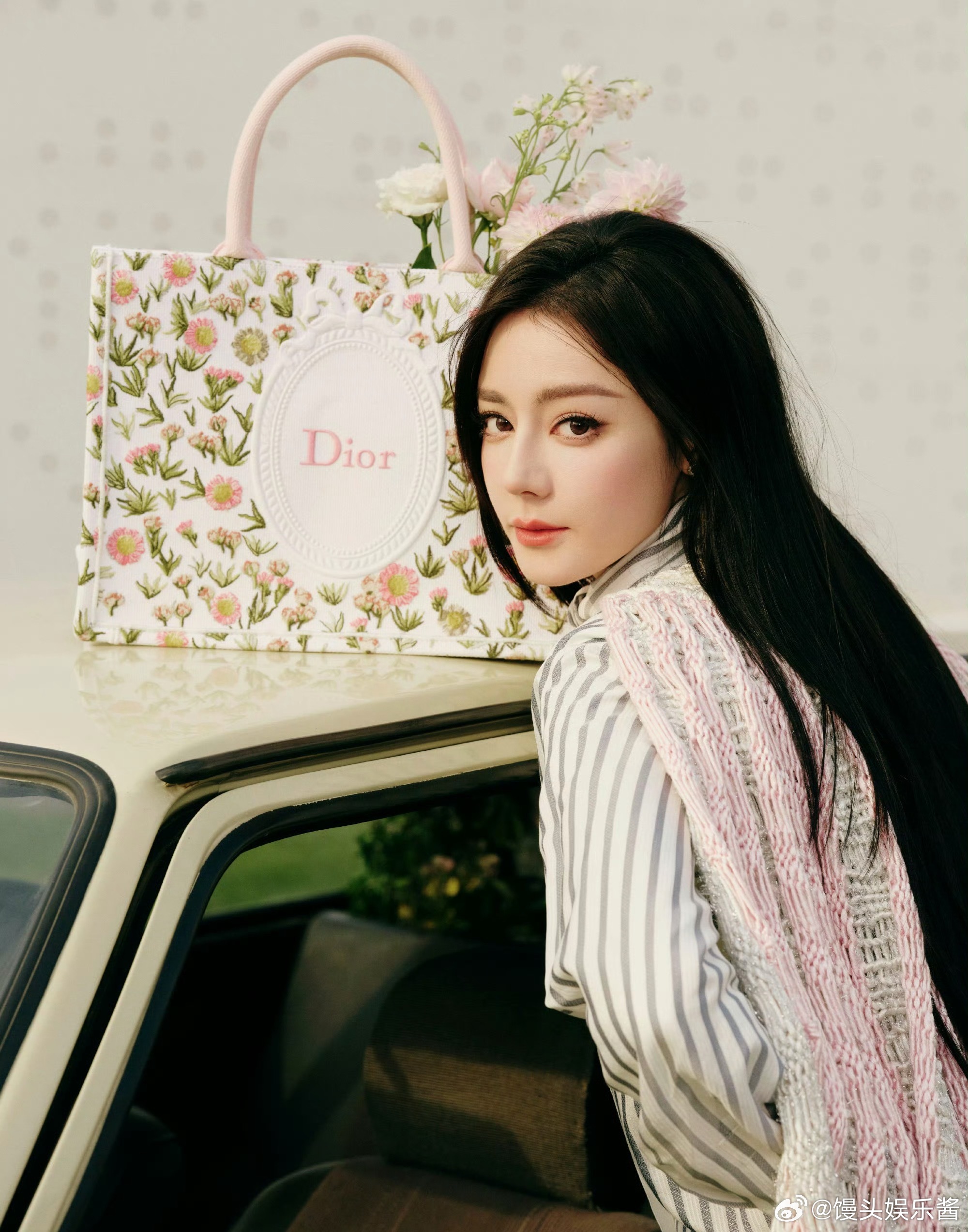 迪丽热巴、王楚然时装周出发图，谁赢了 