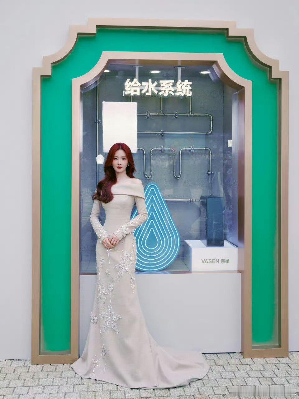 一头红色的波浪头发，想起了爱丽儿公主👸 ！我宣布刘诗诗就是爱丽儿公主本人！ ​