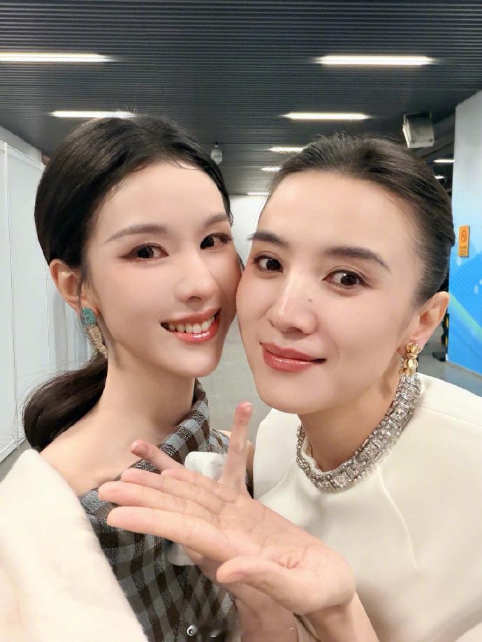 陈都灵又和好多美女贴贴了 这条微博美女含量也太高了！ 