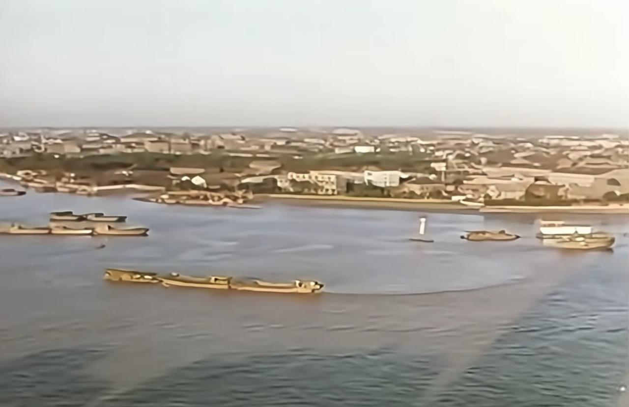 1971年，上海浦西远眺浦东地区，那时候有句话:宁要浦西一张床，不要浦东一间房。