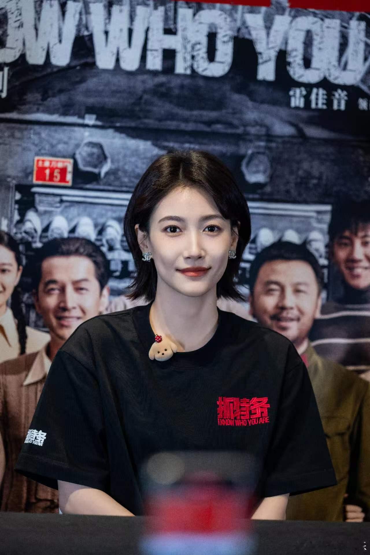 啜妮自己化的活动妆啜妮顶着权威的脸卖萌