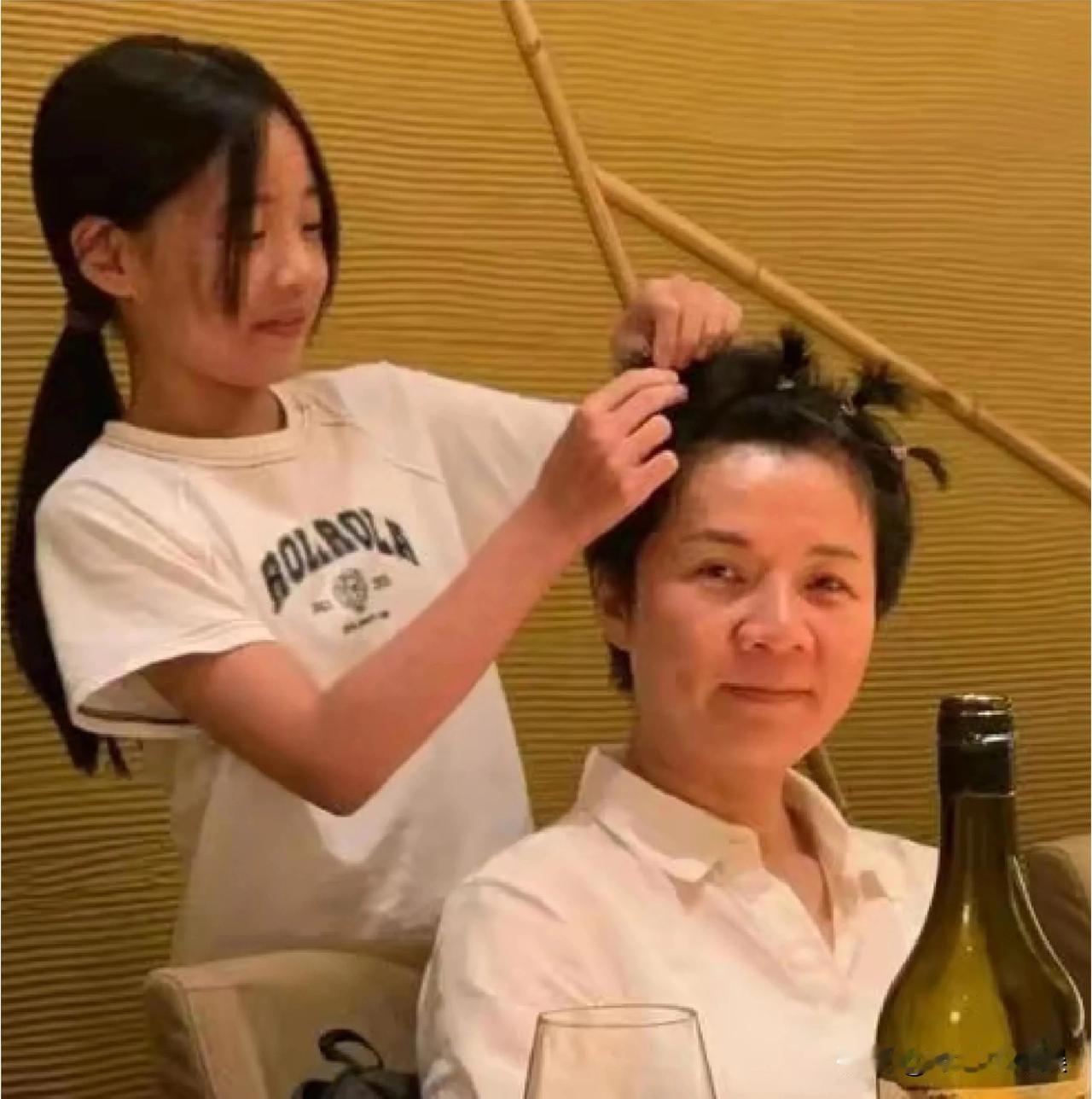 小S的三女儿在给父亲扎小辫

三女儿随意的梳头扎了一个低马尾，于是开始给父亲扎小