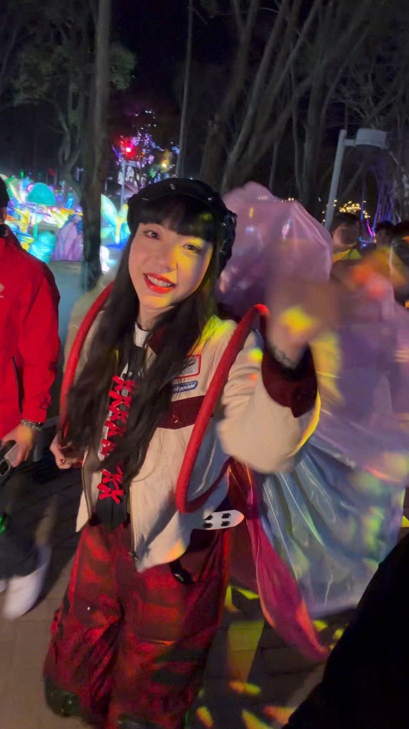 吴莫愁把花开富贵背在了身上吴莫愁背着大花逛灯会把年味穿在身上是什么体验？问吴莫愁