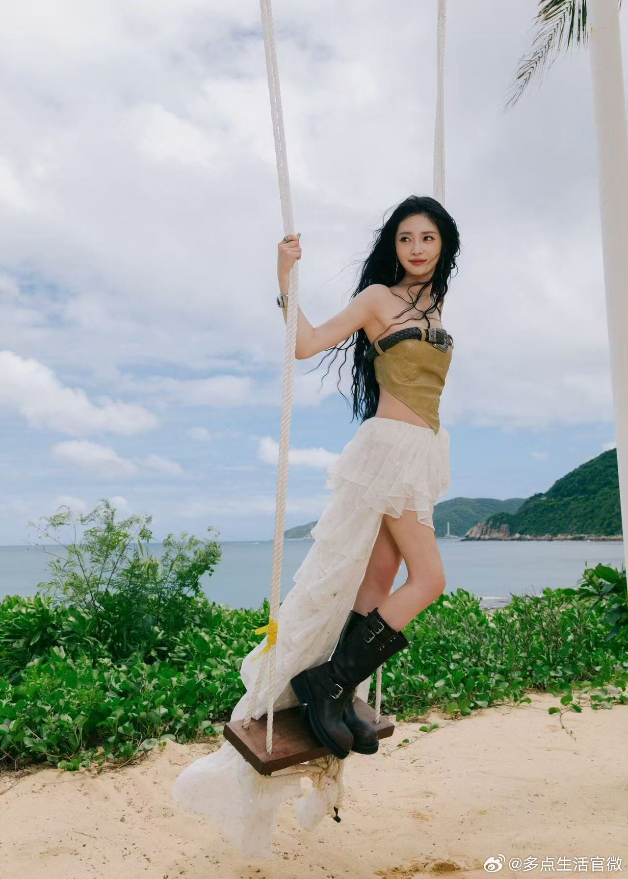 周洁琼海边蓝精灵即视感周洁琼纱裙更适配大海 周洁琼海边蓝精灵即视感，太美太温柔了