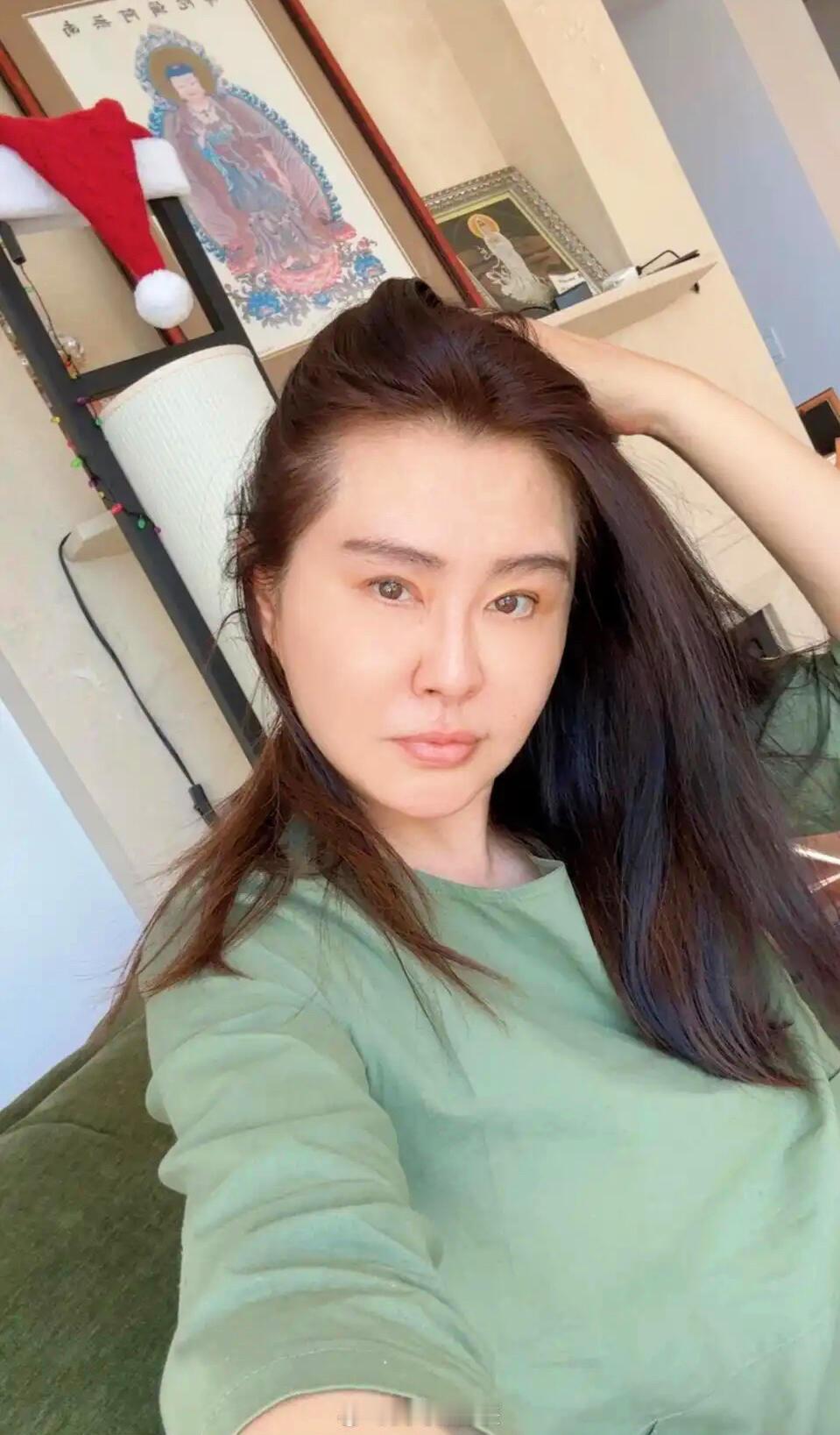 王祖贤57岁近照状态 还是那么优雅！ 